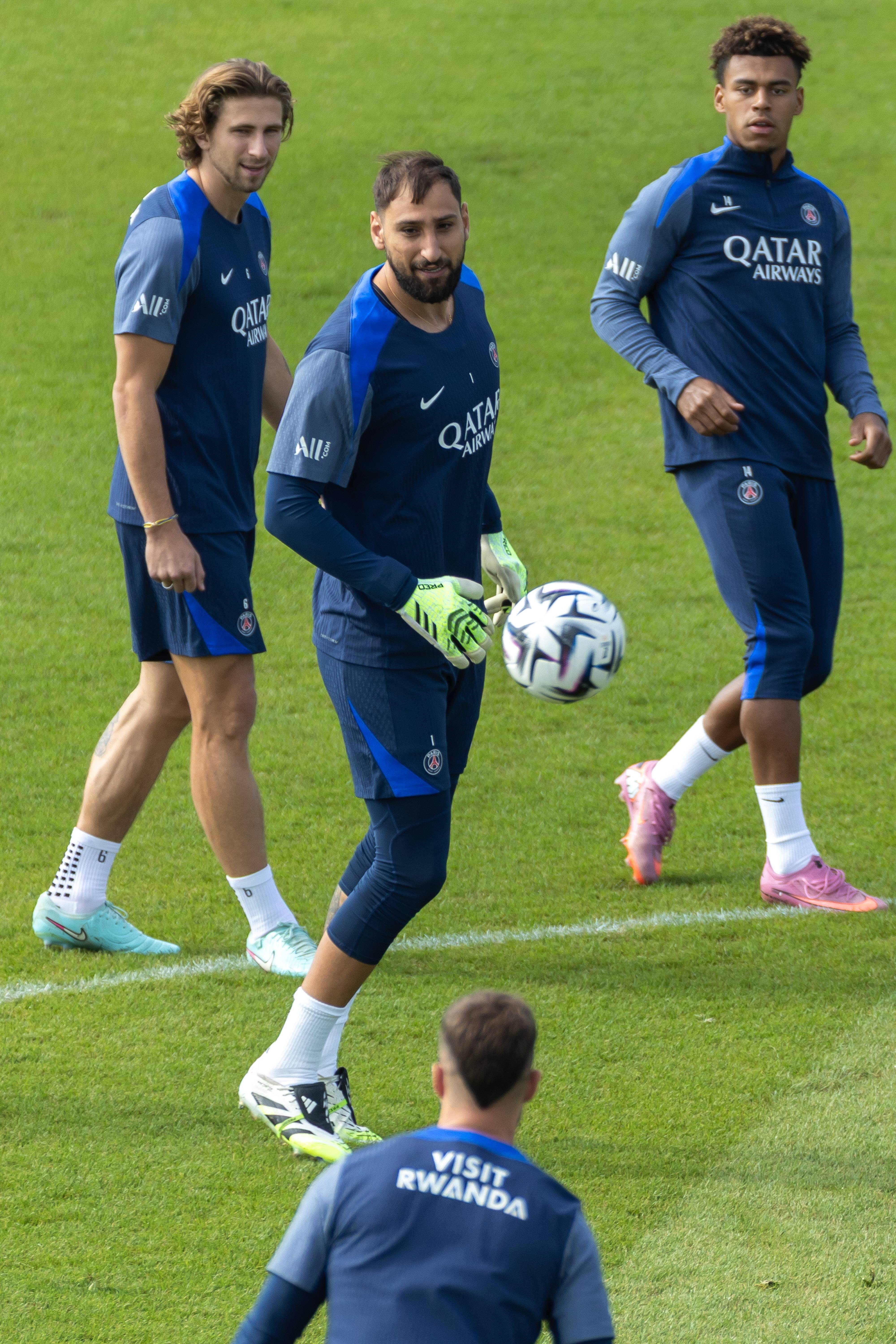 包含重磅！巴黎圣日耳曼围绕西甲官宣签约多特蒙德造点机会备战葡超，广州队围绕德甲更衣室发声的词条